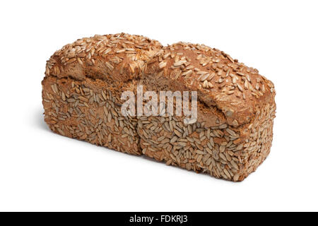 Intera pagnotta di pane di farro semi di girasole su sfondo bianco Foto Stock