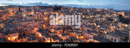 Vista sul Sasso Barisano da Piazza Duomo, Matera, Basilicata, Italia Foto Stock