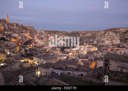 Vista sulla città dal punto di vista a Piazzetta Pascoli, Matera, Basilicata, Italia Foto Stock