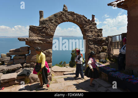 Taquile Island, il Perù - 6 Settembre 2015: un bambini waering una stoffa tradizionale in Taquile island, il lago Titicaca, Perù. Foto Stock