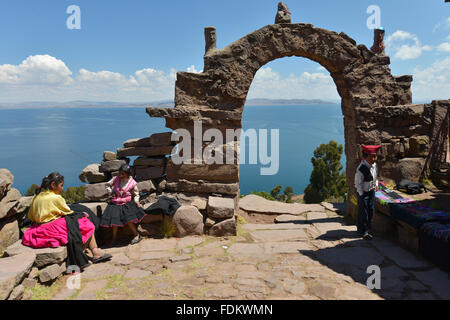 Taquile Island, il Perù - 6 Settembre 2015: un bambini waering una stoffa tradizionale in Taquile island, il lago Titicaca, Perù. Foto Stock