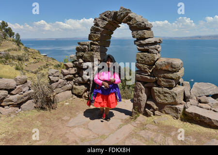 Taquile island, Perù- 6 Settembre 2015: una donna waering una stoffa tradizionale in Taquile island, il lago Titicaca, Perù. Foto Stock