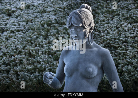 Ninfa smerigliato statua in inverno a Chirk Castle, Wrexham. Foto Stock