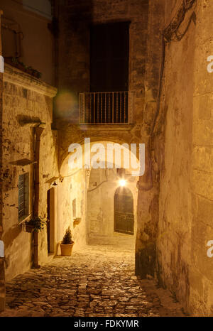Via San Giacomo Street nella città vecchia, Matera, Basilicata, Italia Foto Stock