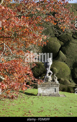 Portare la statua di Ercole realizzato da Andries Carpentiere in officina di John van Nost, nel giardino in autunno a Powis Castle, Welshpool, Powys. Foto Stock