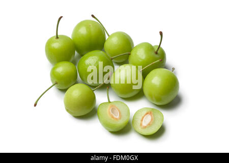 Fresche possono Erik prugne su sfondo bianco Foto Stock