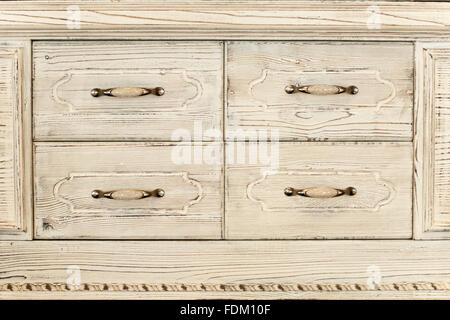 Parte di un vecchio bianco credenza in legno con quattro cassetti - Old fashion, texture di legno, retro stile rustico Foto Stock