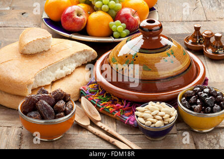 Cibo marocchino sul tavolo pronti a mangiare Foto Stock