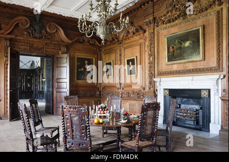 La camera marrone a Tredegar House, Newport, nel Galles del Sud. Questo è lo stato sala da pranzo nel tardo XVII secolo. Foto Stock