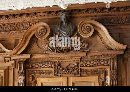 Intaglio del legno al di sopra di una porta nella camera marrone a Tredegar House, Newport, nel Galles del Sud. Foto Stock