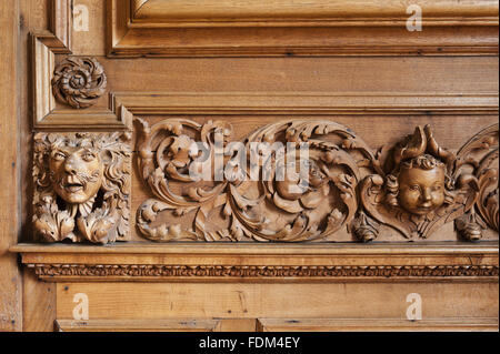 In legno intagliato fregio della camera marrone atTredegar House, Newport, nel Galles del Sud. Foto Stock