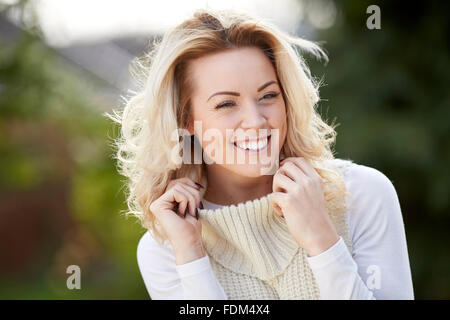 Ritratto di donna graziosa all'aperto Foto Stock