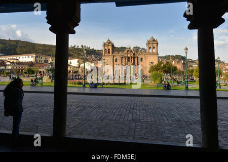 Cuzco, Perù - 12 Settembre 2015: la società della chiesa del Gesù a la Plaza de Armas di Cuzco, Perù. Foto Stock