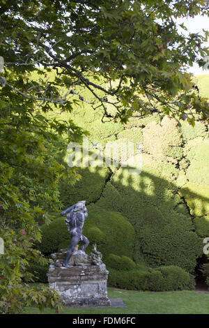 Portare la statua di Ercole realizzato da Andries Carpentiere in officina di John van Nost, nel giardino nel mese di luglio a Powis Castle, POWYS, GALLES. Foto Stock