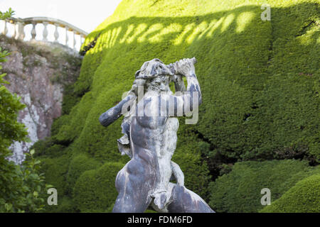 Portare la statua di Ercole realizzato da Andries Carpentiere in officina di John van Nost, nel giardino nel mese di luglio a Powis Castle, POWYS, GALLES. Foto Stock