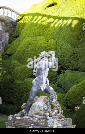 Portare la statua di Ercole realizzato da Andries Carpentiere in officina di John van Nost, nel giardino nel mese di luglio a Powis Castle, POWYS, GALLES. Foto Stock