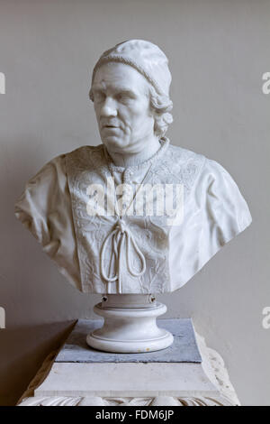 Busto in marmo di Papa Clemente XIV (1705-1774) da Christopher Hewetson (1739-1799), 1771, nella Hall a Beningbrough Hall, North Yorkshire. Foto Stock