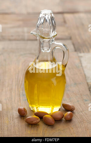 Botttle del marocchino olio di Argan e dadi Foto Stock