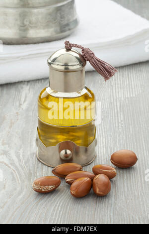 Cosmetici marocchino olio di Argan e dadi Foto Stock