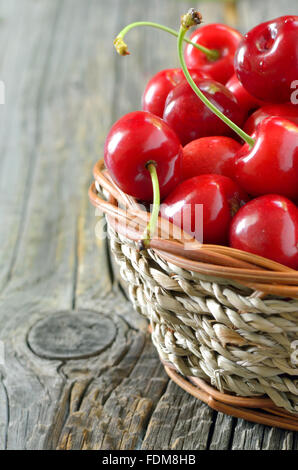 Rosso di ciliege dolci in un cestello Foto Stock