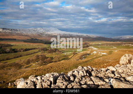 Whernside in inverno dalla Cappella Southerscales le Dale Yorkshire Dales Inghilterra Foto Stock