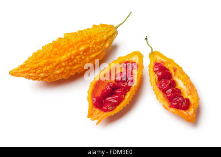 Fresche e mature di melone amaro su sfondo bianco Foto Stock