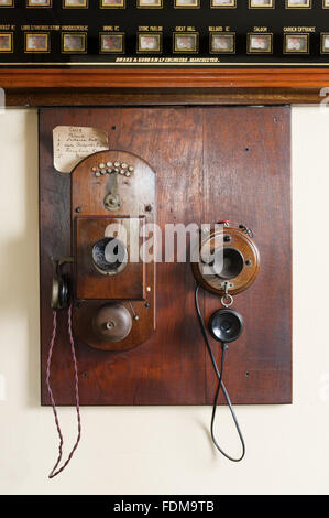 Servi campanello elettrico di bordo e il sistema di comunicazione in Butler's dispensa a Dunham Massey, Cheshire. Il maggiordomo avrebbe utilizzato il sistema telefonico interno per comunicare con il resto della casa e il gate lodge. Foto Stock