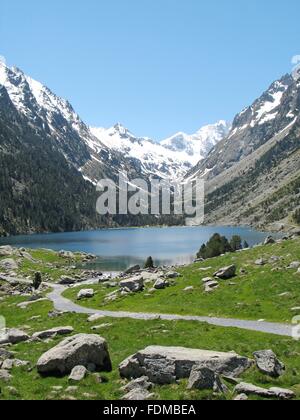 Francia, Pirenei, Lac de Gaube, vista del lago circondato da montagne innevate Foto Stock