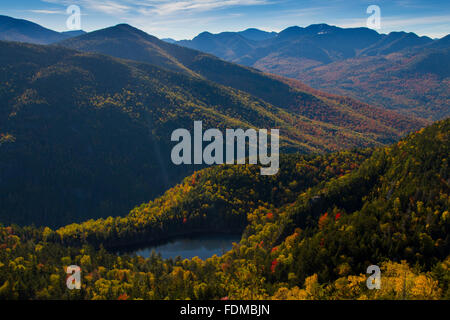 Vista la caduta delle foglie e delle montagne da uno dei sentieri del 46 picchi elevati nella Adirondacks in Upstate New York. Foto Stock