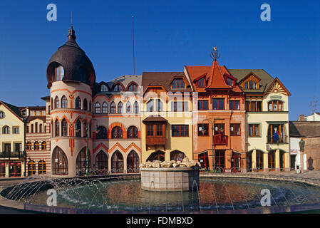 La Slovacchia, Komarno, piazza Europa set contro il cielo blu chiaro, costruito nel 2001 Foto Stock