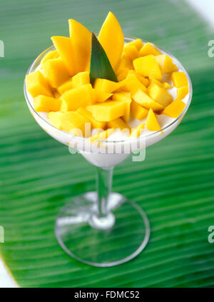 Una noce di cocco Pannacotta deserto con freschi fette di mango al Mandala Spa, Boracay Island, Filippine. Foto Stock