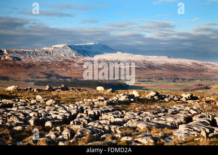 Whernside in inverno e la pavimentazione di pietra calcarea a cappella Southerscales le Dale Yorkshire Dales Inghilterra Foto Stock