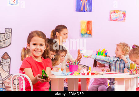 Gruppo di bambini in età prescolare origami classe Foto Stock