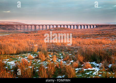 Il Viadotto Ribblehead al tramonto in inverno Ribblehead Yorkshire Dales Inghilterra Foto Stock