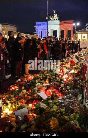 Berlino, Germania, il lutto di persone presso la sede dell' ambasciata di Francia in occasione di attacchi terroristici di Novembre 13, 2015 a Parigi Foto Stock