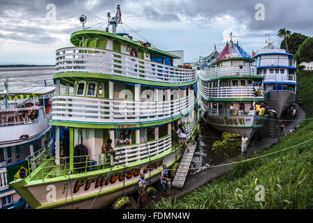 Barche in Amazzonia conosciuta come la ricreazione ormeggiata in porto sulla riva del Fiume Rio delle Amazzoni Foto Stock