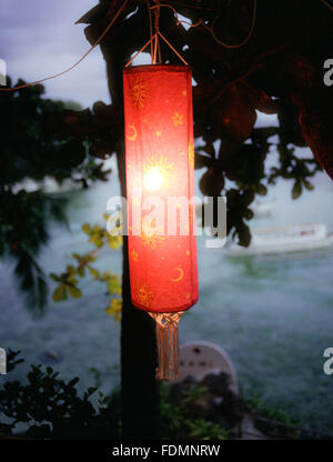 Un rosso lanterna asiatici a Nami Boracay Resort. Il Boracay Island, Filippine, Sud-est asiatico. Foto Stock