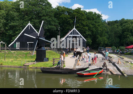 ARNHEM, Paesi Bassi - 26 luglio 2015: sconosciuto ai turisti nei Paesi Bassi Open Air Museum. Il museo illustra la storia olandese fro Foto Stock