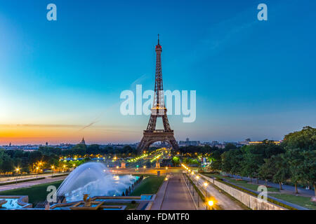 Torre Eiffel visto all'alba dalla Esplanade du Trocadero a Parigi. Foto Stock