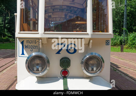 ARNHEM, Paesi Bassi - 26 luglio 2015: tram d'epoca nei Paesi Bassi Open Air Museum. Il museo illustra la storia dei Paesi Bassi da un Foto Stock