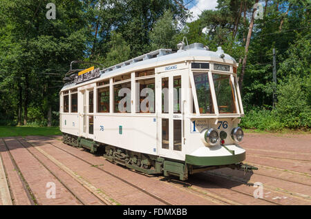 ARNHEM, Paesi Bassi - 26 luglio 2015: tram d'epoca nei Paesi Bassi Open Air Museum. Il museo illustra la storia dei Paesi Bassi da un Foto Stock