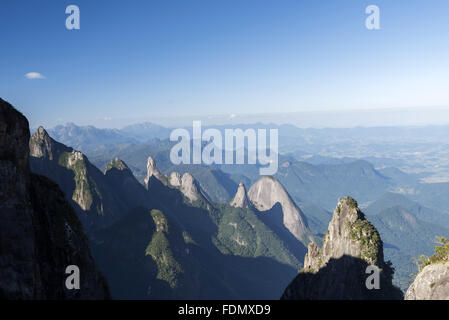 Paisagem de montanhas no Parque Nacional da Serra dos Órgãos Foto Stock