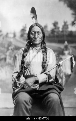 Toro Seduto, un Hunkpapa Lakota uomo santo e leader, in gran parte responsabile per la sconfitta del generale Custer a Little Bighorn. Foto c.1881 da O. S. Goff. Foto Stock