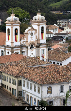 Casario colonial do centro histórico com torres da Igreja Matriz de Nossa Senhora do Pilar Foto Stock