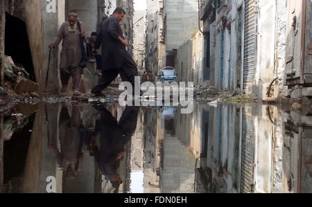 Di Karachi, Pakistan. Il 1 febbraio, 2016. Ristagno di acqua di fognatura a una strada di Sher Shah area che mostra la negligenza delle autorità interessata, a Karachi lunedì 01 febbraio, 2016. Credito: Asianet-Pakistan/Alamy Live News Foto Stock