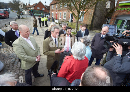 Partito UKIP leader Nigel Farage (C) parla di residenti locali su Wendover High Street Foto Stock