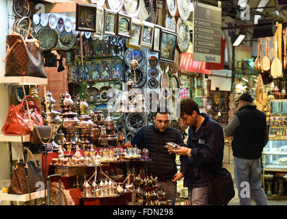 (160201) -- Istanbul, 1 febbraio 2016(Xinhua) -- due uomini controllare i mestieri al Grand Bazaar di Istanbul, in Turchia, il 1 febbraio 2016. Istanbul il Grand Bazaar, uno dei più grandi e più antiche mercati coperti in tutto il mondo ed è una delle principali attrazioni turistiche di questa metropoli, deve essere sottoposto a un lungo lavoro di restauro agli inizi di aprile, le autorità hanno annunciato il Lunedi. Il progetto dovrebbe prendere almeno dieci anni e costato più di 40 milioni di dollari. (Xinhua/Egli Canling) Foto Stock