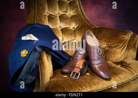 Accessori per gli uomini, in pelle marrone medaglione toe scarpe wholecuts, cinghia Foto Stock