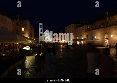 Piazza principale di Hvar di notte, isola di Hvar - Motif dalla Dalmazia, Croazia Foto Stock