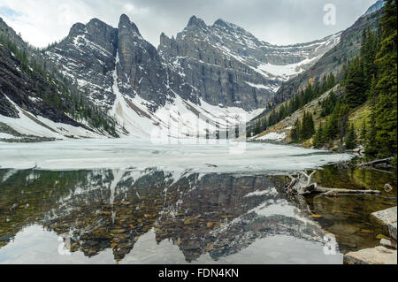 Grande arnia ghiacciai di montagna vista panoramica riflettendo in Agnese lago nel Parco Nazionale di Banff, Alberta, Canada Foto Stock